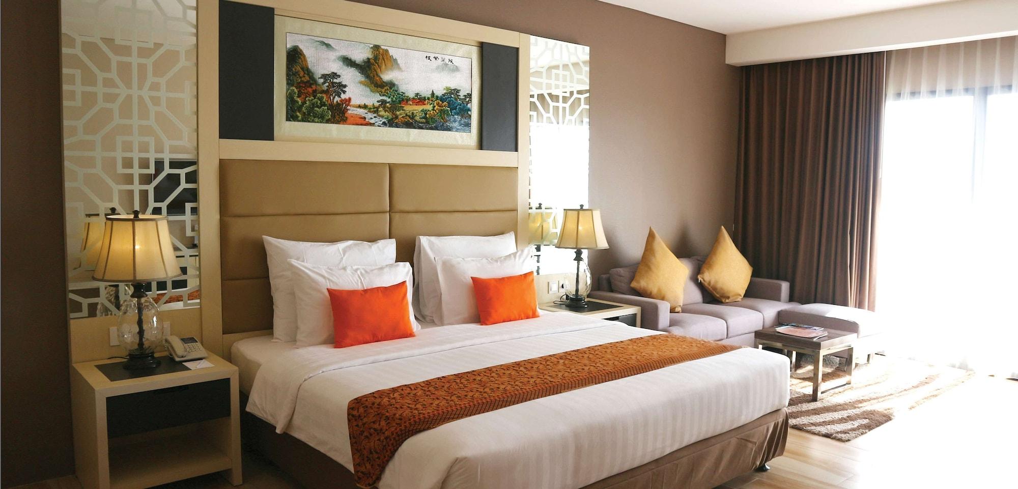 Отель Golden Tulip Essential Belitung Танджунгпандан Экстерьер фото