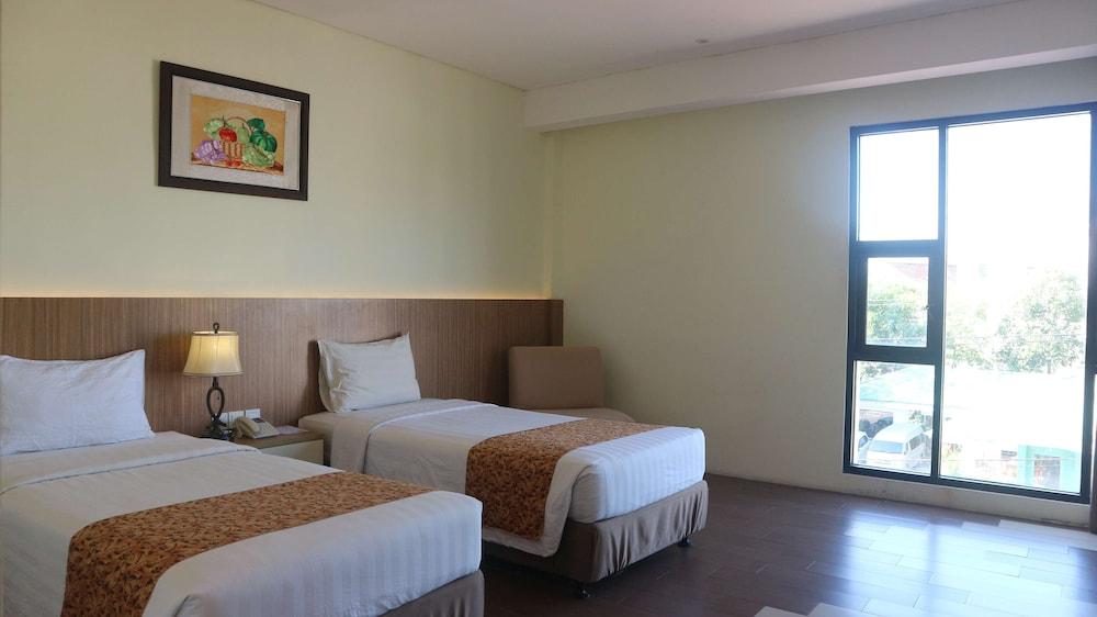 Отель Golden Tulip Essential Belitung Танджунгпандан Экстерьер фото