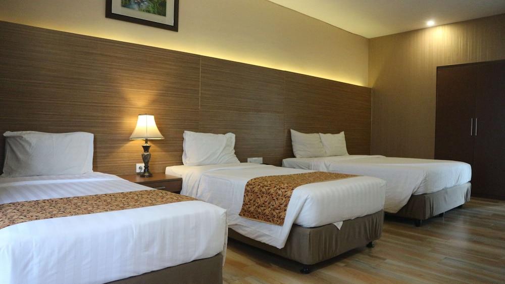 Отель Golden Tulip Essential Belitung Танджунгпандан Экстерьер фото
