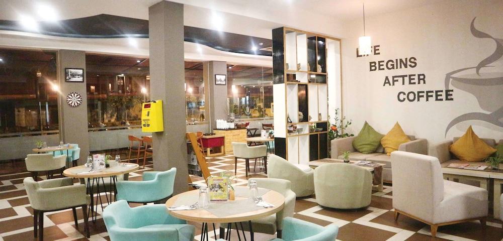 Отель Golden Tulip Essential Belitung Танджунгпандан Экстерьер фото
