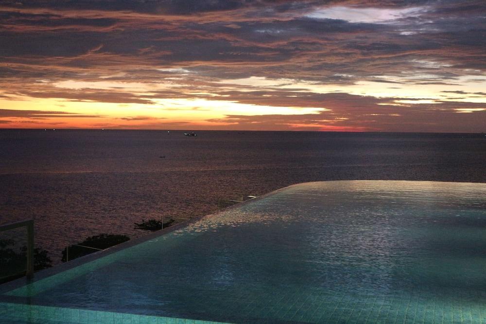 Отель Golden Tulip Essential Belitung Танджунгпандан Экстерьер фото