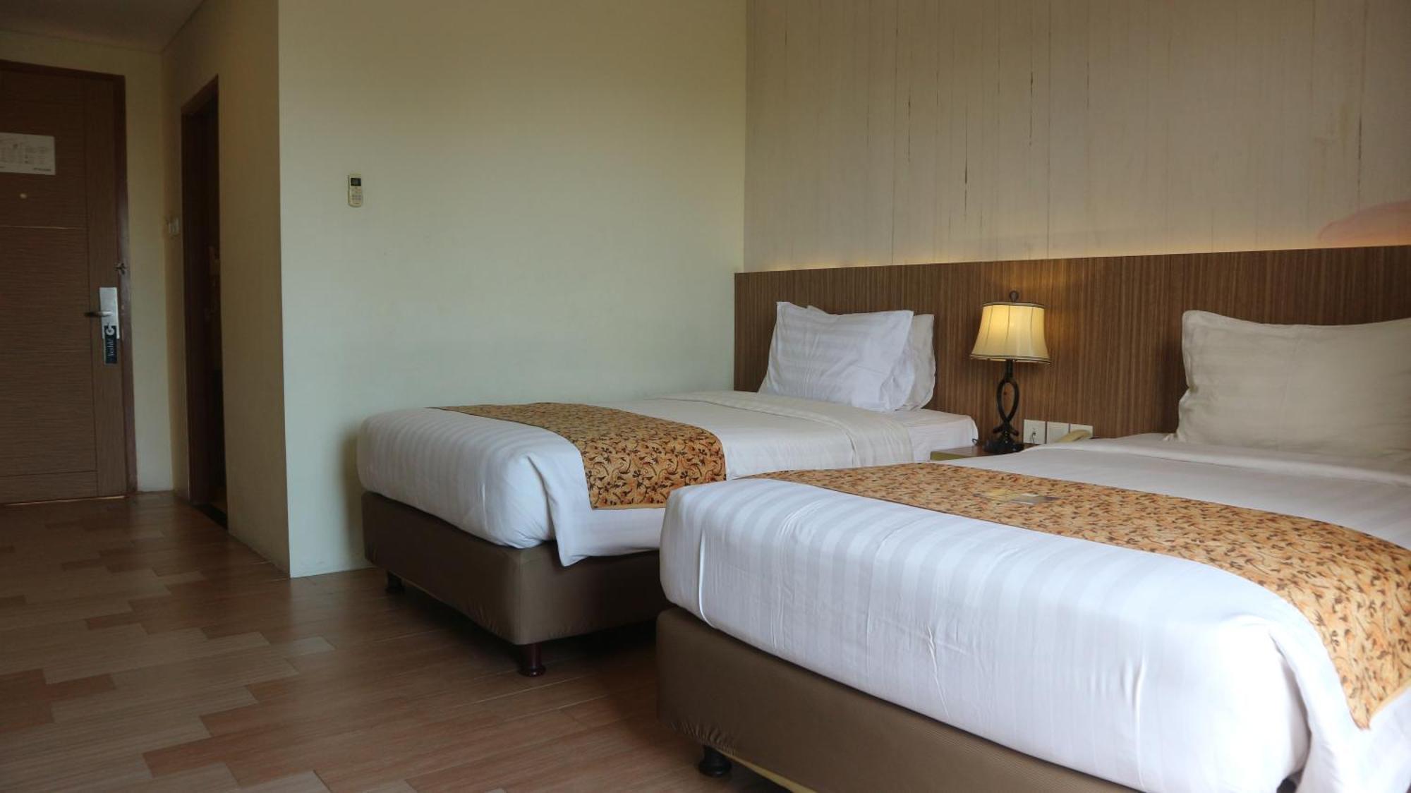 Отель Golden Tulip Essential Belitung Танджунгпандан Экстерьер фото