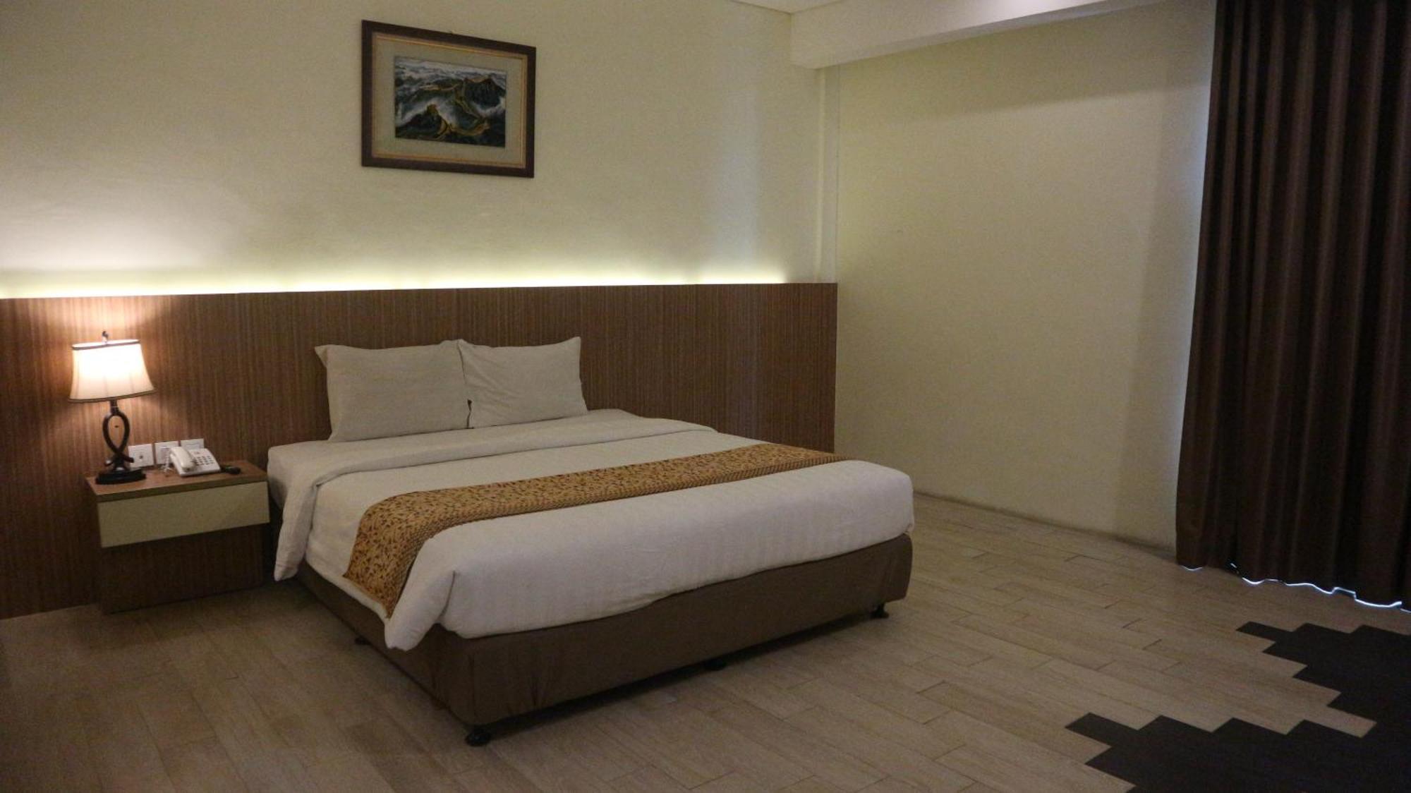 Отель Golden Tulip Essential Belitung Танджунгпандан Экстерьер фото