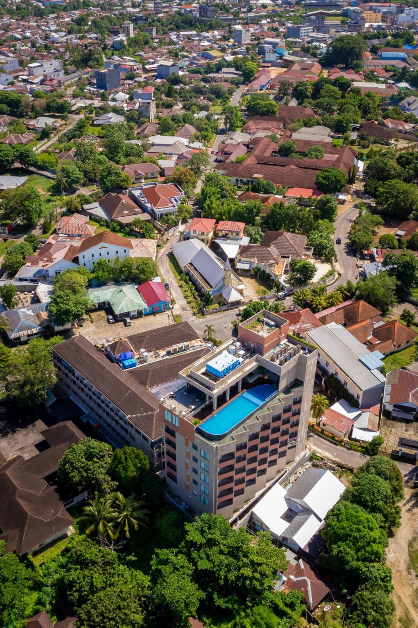 Отель Golden Tulip Essential Belitung Танджунгпандан Экстерьер фото