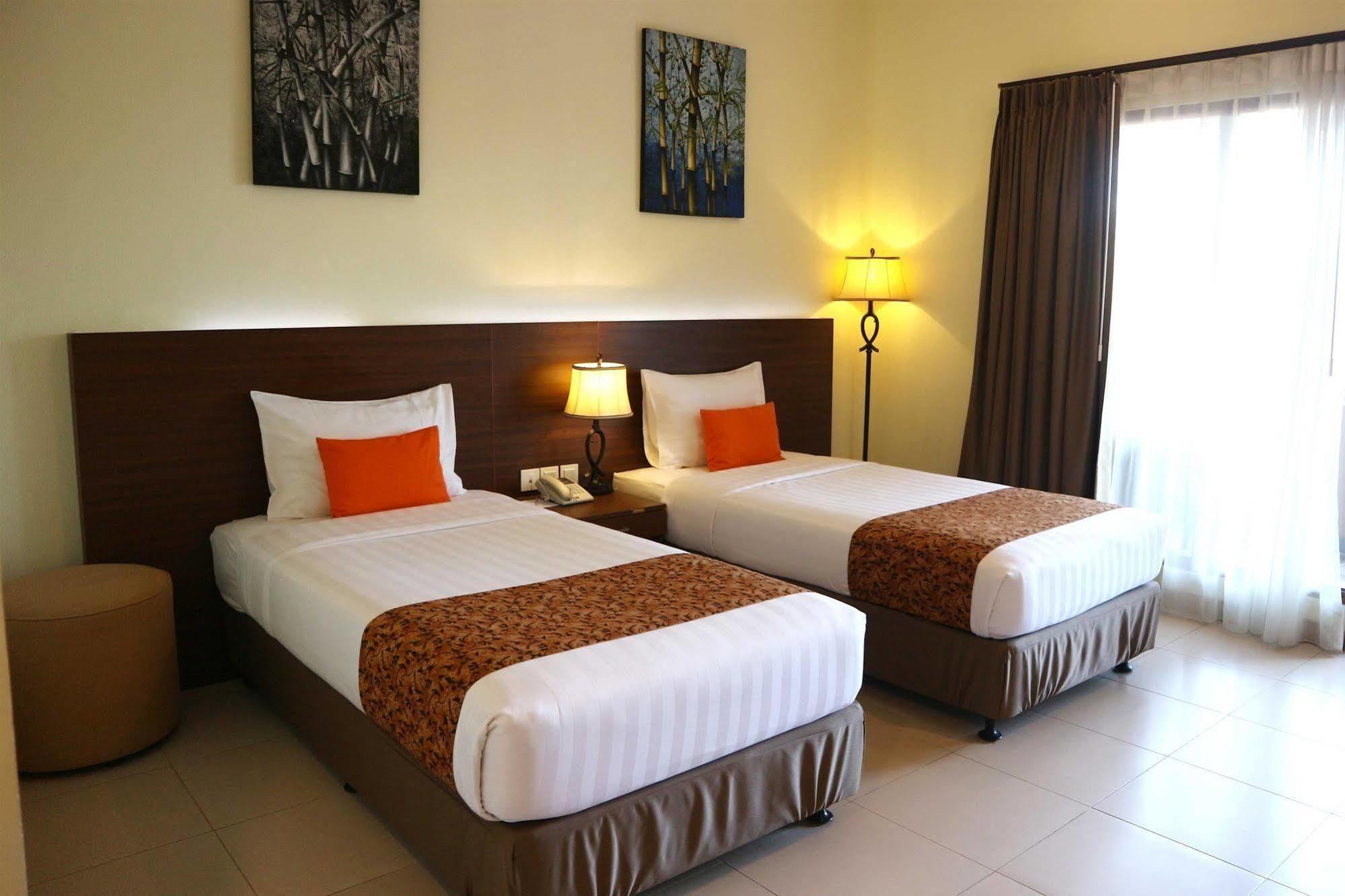 Отель Golden Tulip Essential Belitung Танджунгпандан Экстерьер фото
