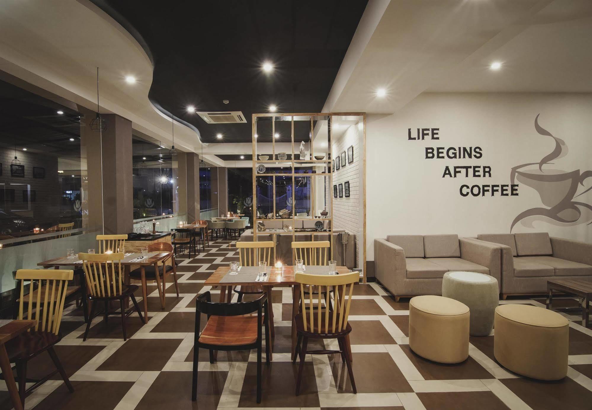 Отель Golden Tulip Essential Belitung Танджунгпандан Экстерьер фото