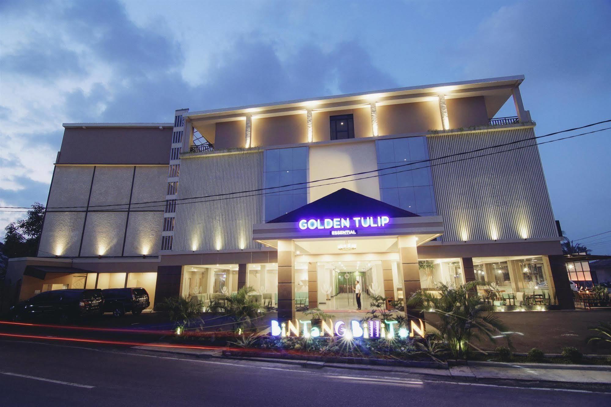 Отель Golden Tulip Essential Belitung Танджунгпандан Экстерьер фото